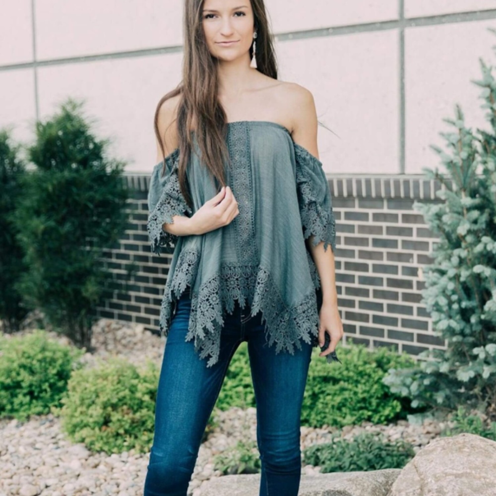 ONETHELAND Off the shoulder top